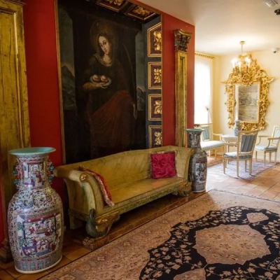 be/84/Art collection at Hotel Hacienda de Abajo in Spain.webp